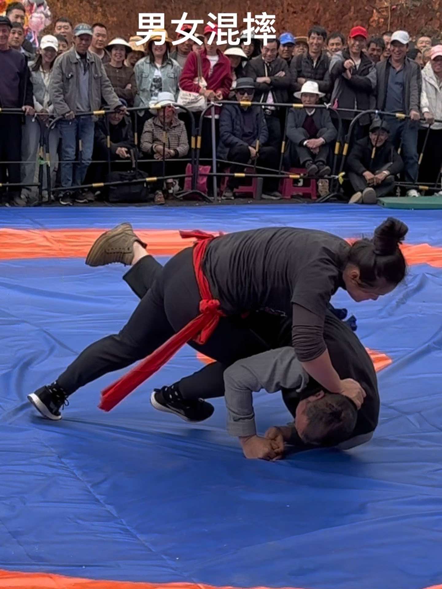 摔跤锦标赛上演强强对话，天山貔貅队读秒扳平剑门灰熊队，团队配合流畅；禁区内连续解围的简单介绍九游娱乐