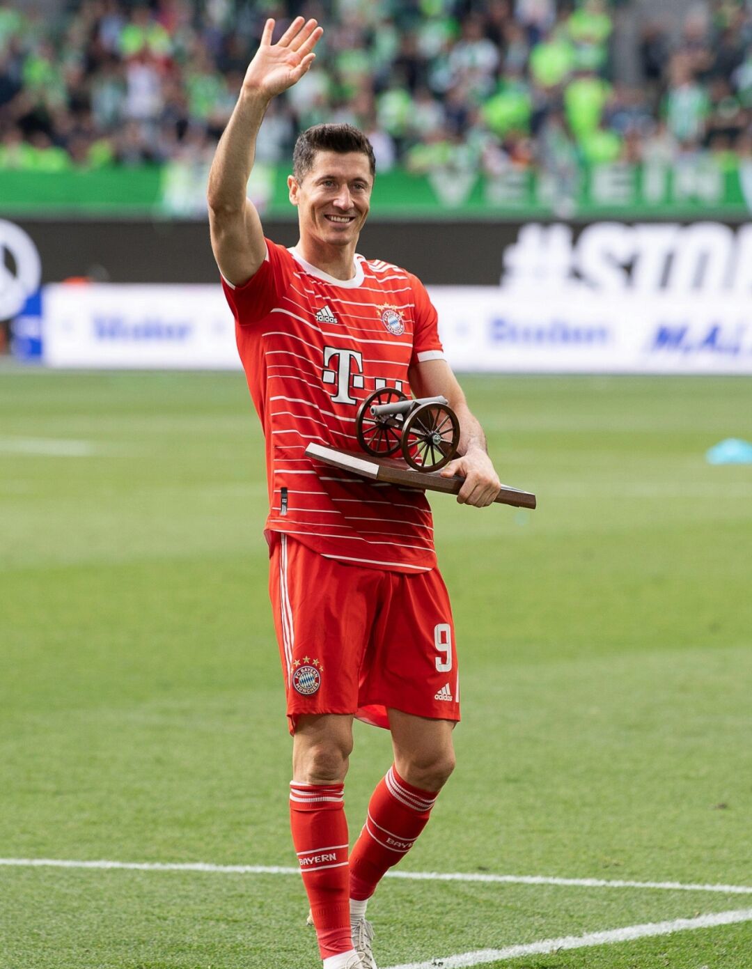 关于莱万多夫斯基迎来十二赛季高光表现，快船球迷沸腾！的信息NINE GAME